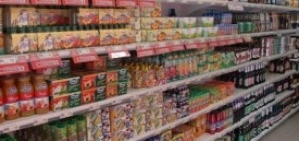 Classico scaffale di un supermercato Classico scaffale di un supermercato