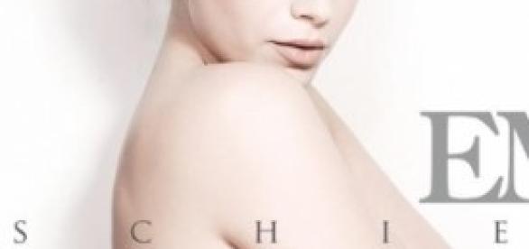 È bellissima Emma sulla copertina dell'album "Schiena", anticipato dal singolo e dal video di "Amami". È bellissima Emma sulla copertina dell'album "Schiena", anticipato dal singolo e dal video di "Amami".