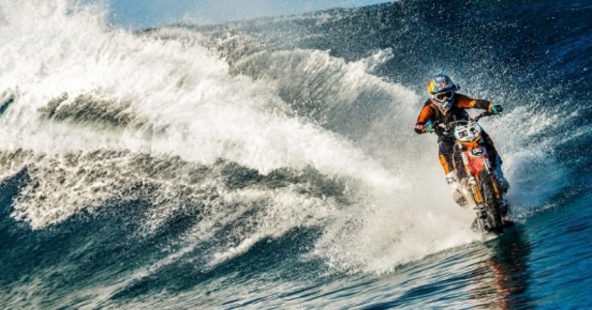 In Moto Sulle Onde Di Tahiti Nel Video Robbie Maddison Guida La Sua