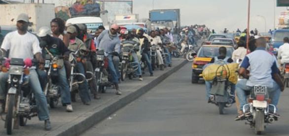 Des motos taxi en face du marché Mboppi à Douala - Cameroun