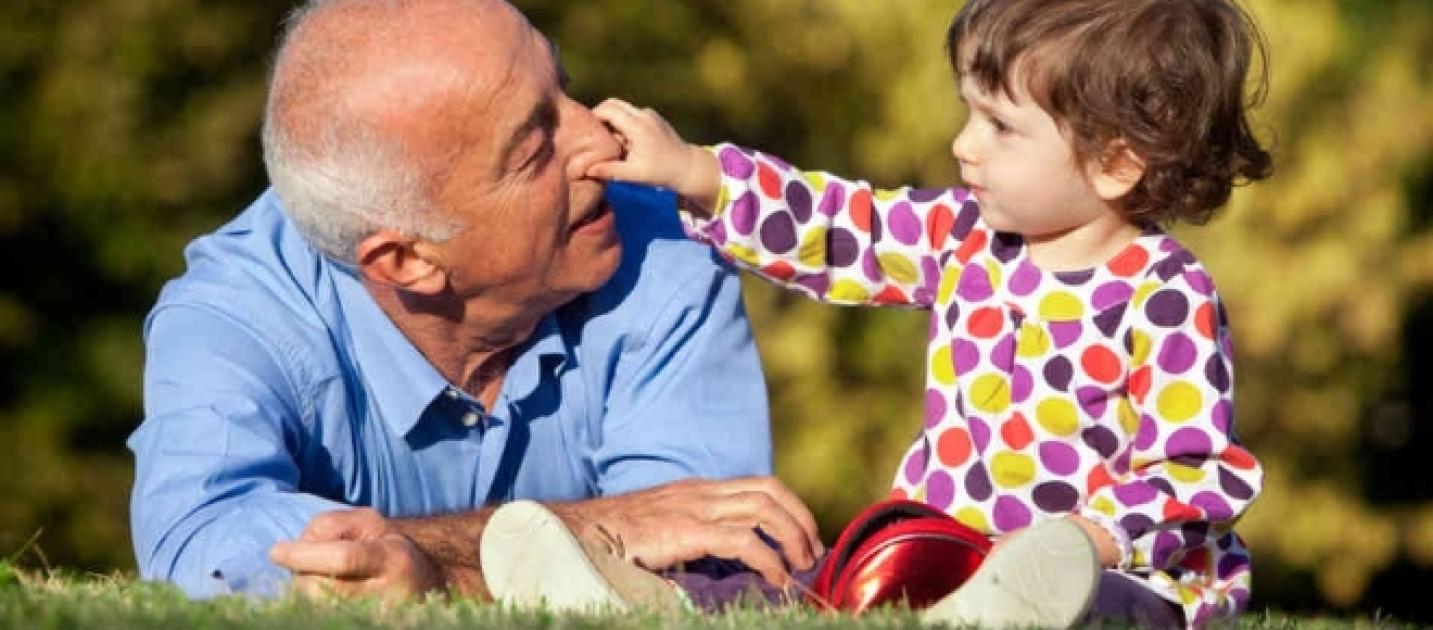 Bambini Ed Anziani Insieme: L'asilo All'interno Della Casa Di Riposo In ...