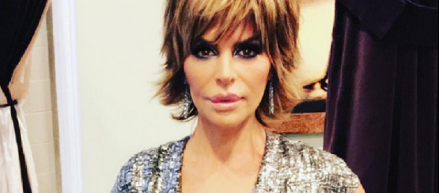 Lisa Rinna mocks herself by posting photo of pill-popping cake topper
