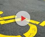 Lascia cartello shock dopo essere stato multato per auto nella sosta disabili
