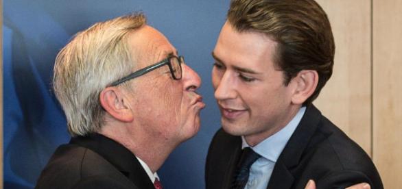 Eurosceptyczny Austriak umiejętnie uniknął pocałunku Junckera (fot. thesun.co.uk)