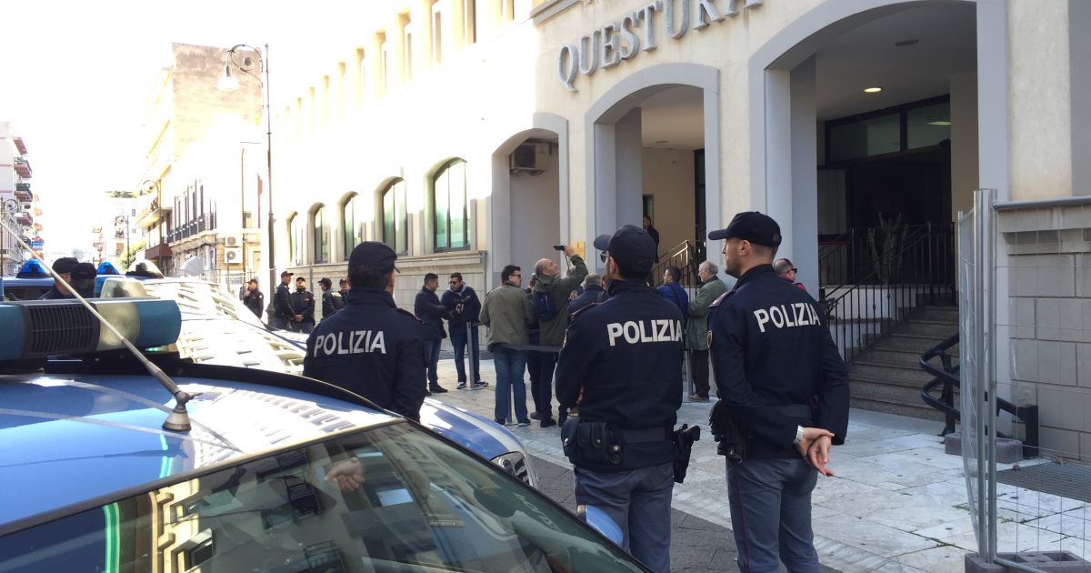 Reggio Calabria Sequestro Ed Estorsione A Un Esercente Sette Arresti