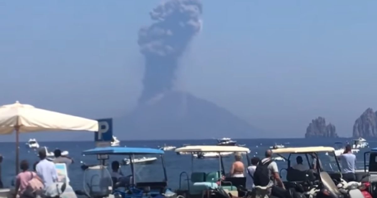 Tourists Flee In Panic As Stromboli Volcano In Italy Erupts A Second