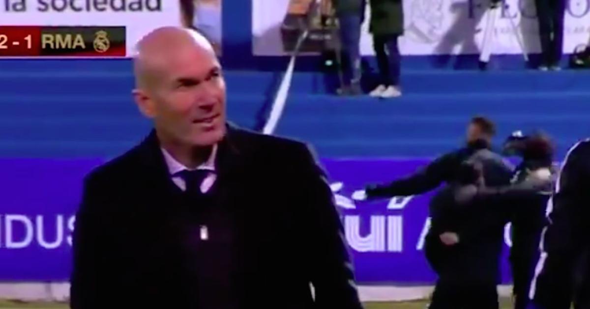 Vidéo Zinédine Zidane a eu un petit sourire après le but de la défaite