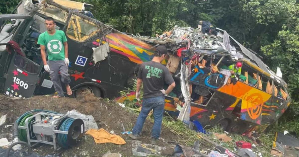 Acidente ônibus deixa 19 mortos no litoral do Paraná