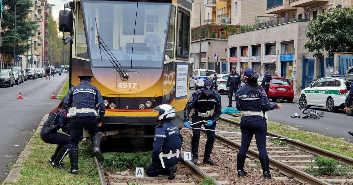 Milano Muore Investito Dal Tram A Anni Procura Indaga Per Omicidio