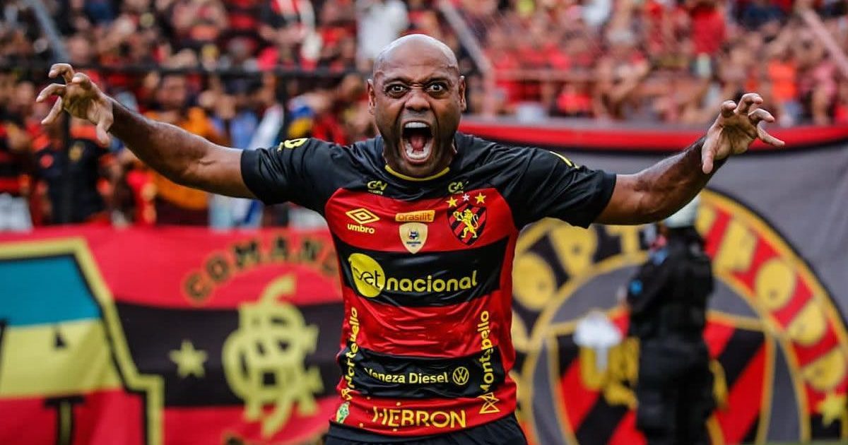 Vagner Love é contratado pelo Atlético Goianiense