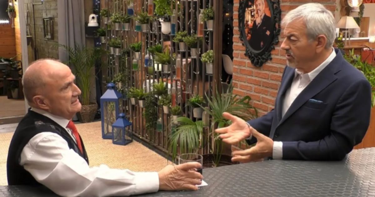 Carlos Sobera para los pies a Manuel en First Dates Me están