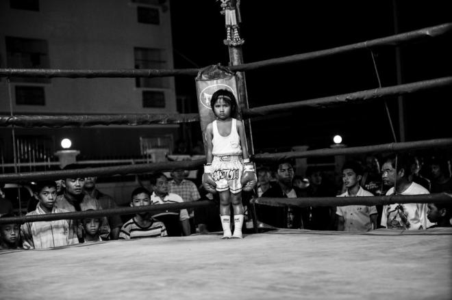 Sandra Hoyn e i bimbi della boxe tailandese