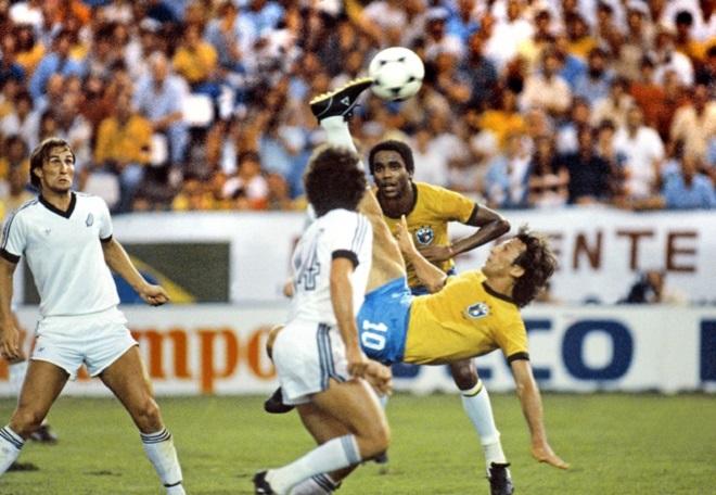 Zico contro la Nuova Zelanda nel 1982