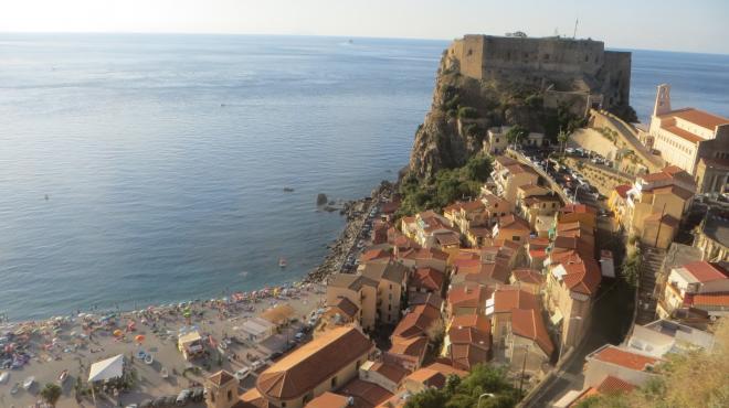 Le spiagge e il castello di Scilla