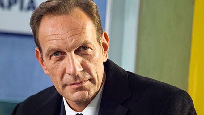 Roberto scopre che Tommy non è suo figlio in Un posto al sole