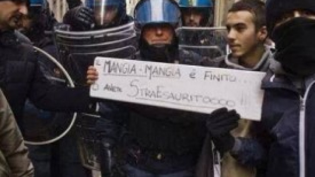 I poliziotti manifestano insieme al popolo