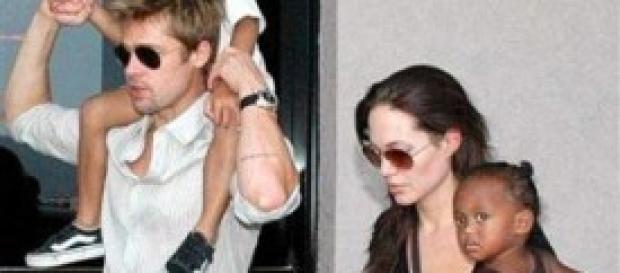 Brad Pitt e Angelina Jolie con due dei loro figli Brad Pitt e Angelina Jolie con due dei loro figli