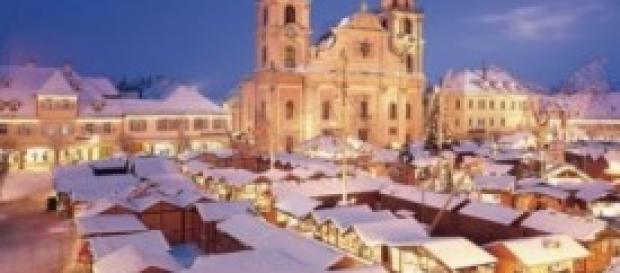 In Italia le vacanze sono meno costose. In Italia le vacanze sono meno costose.