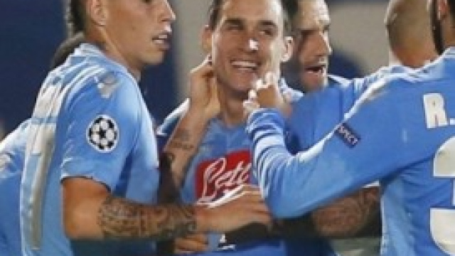 Jos&egrave; Maria Callejon abbracciato da Marek Hamsik