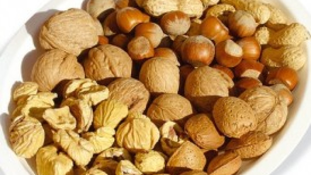 Un piatto di frutta secca