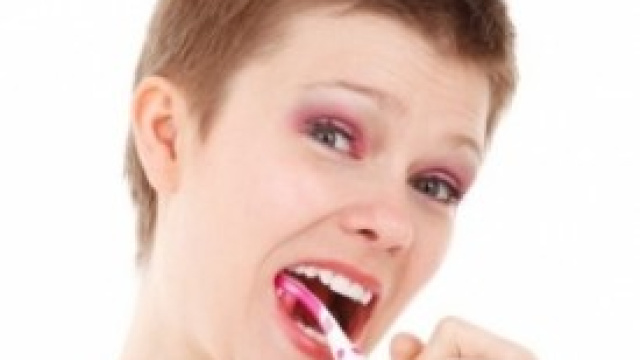 Lavarsi i denti regolarmente ma senza esagerare.