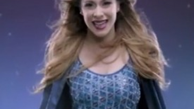 Martina Stoessel  interpreta All&rsquo;alba sorger&ograve;