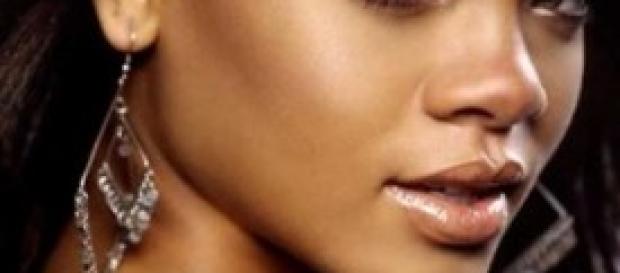 Rihanna, il topless per Vogue fa il giro del web Rihanna, il topless per Vogue fa il giro del web