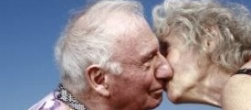 Una coppia di over 70 si scambia tenero bacio