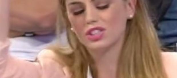 Alessia Cammarota litiga con Gianni Sperti. Alessia Cammarota litiga con Gianni Sperti.