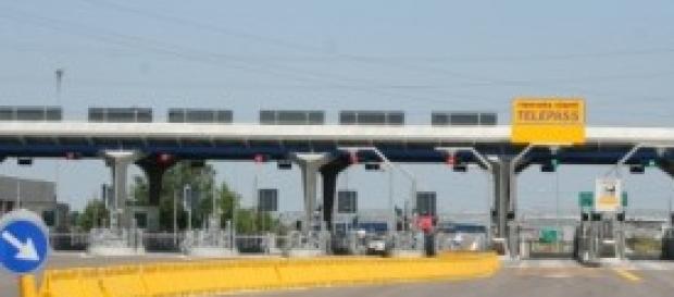 Veduta di un casello autostradale Veduta di un casello autostradale