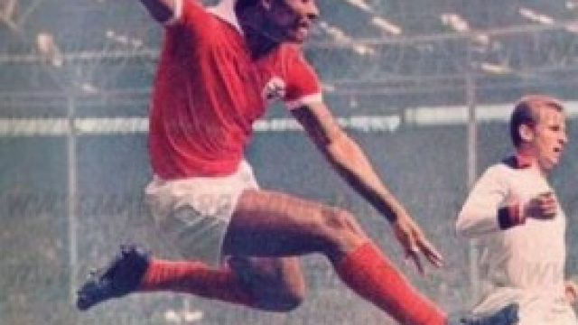 Eusebio segna con la maglia del Benfica