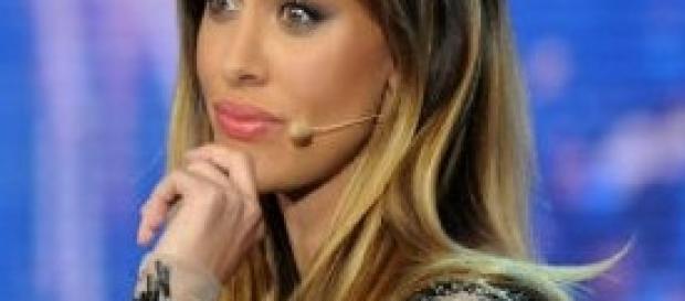 Belen Rodriguez prende le distanze da Corona Belen Rodriguez prende le distanze da Corona