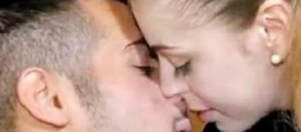 Uomini e Donne: Aldo e Alessia si baciano. Uomini e Donne: Aldo e Alessia si baciano.