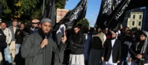 Les drapeaux noirs flottent au vent de la haine Les drapeaux noirs flottent au vent de la haine