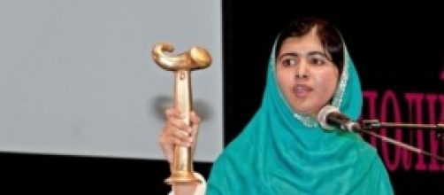 Malala Yousafzai recibiendo uno de sus premios