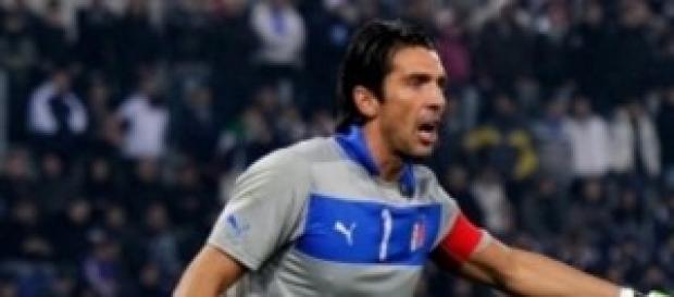 Gigi Buffon capitano della Nazionale italiana Gigi Buffon capitano della Nazionale italiana