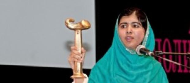 Malala Yousafzai recibiendo uno de sus premios Malala Yousafzai recibiendo uno de sus premios