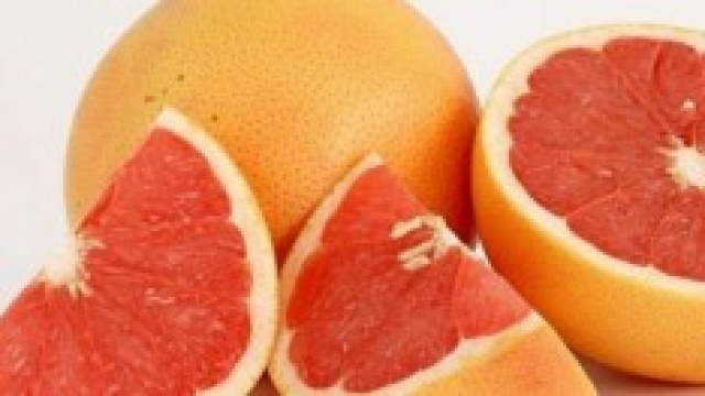 Pompelmo tagliato a pezzi