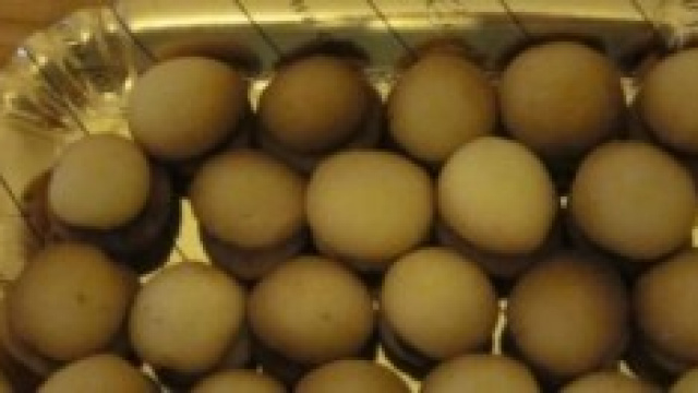 Ricette dolci, baci di dama in scatole colorate 