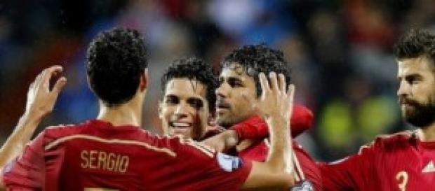 Los compañeros felicitan a Costa por su gol Los compañeros felicitan a Costa por su gol