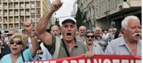 manifestanti in rivolta per le vie di Atene