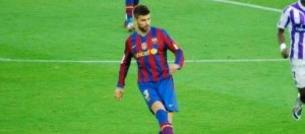Gerard Piqué dando un pase Gerard Piqué dando un pase
