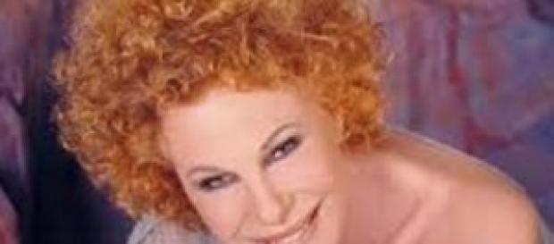 Ornella Vanoni torna in teatro con un nuovo tour. Ornella Vanoni torna in teatro con un nuovo tour.