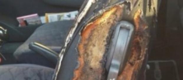 Il sedile di una Fiat Bravo ha preso fuoco. Il sedile di una Fiat Bravo ha preso fuoco.