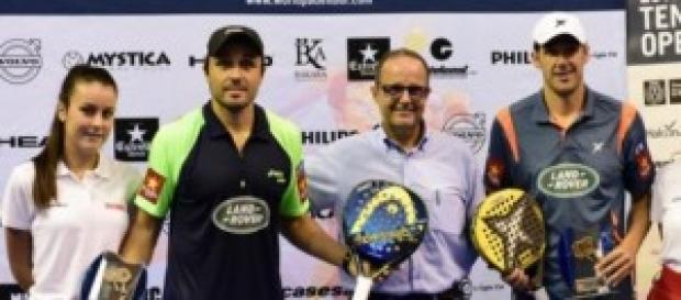 Díaz y Belasteguín reciben su trofeo de campeones. Díaz y Belasteguín reciben su trofeo de campeones.