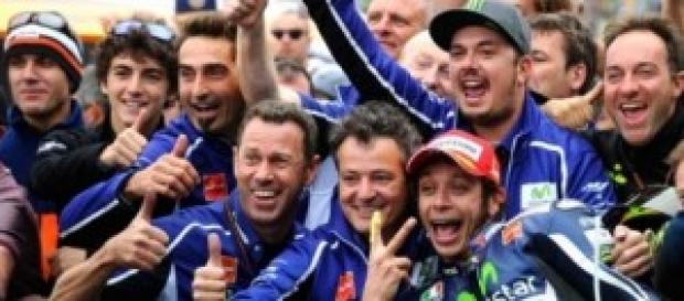 Rossi celebra la victoria con sus mecánicos Rossi celebra la victoria con sus mecánicos