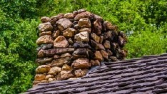 Ladra resta incastrata nella canna fumaria