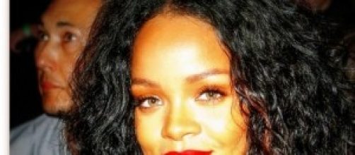 Rihanna look dai capelli lunghi