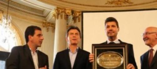  Tinelli expone su premio junto a Mauricio Macri 