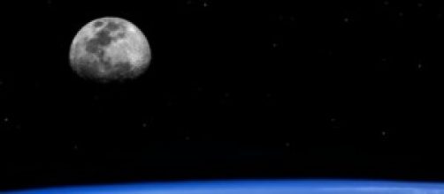 Luna e Terra visti dallo spazio.